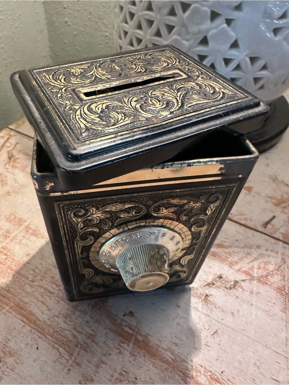 Vintage Avon Tin Bank - Picture 5 of 10